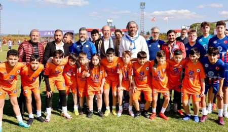 Ersin Tatar, Şampiyon Melekler Futbol Anı Turnavası’nı izledi