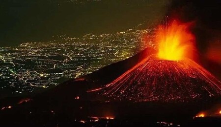 Etna Yanardağı'nın kül püskürtmesi hava ulaşımını olumsuz etkilemeye devam ediyor