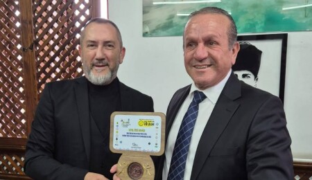 Kıbrıs Türk Halk Dansları Federasyonu, Fikri Ataoğlu’na teşekkür plaketi verdi