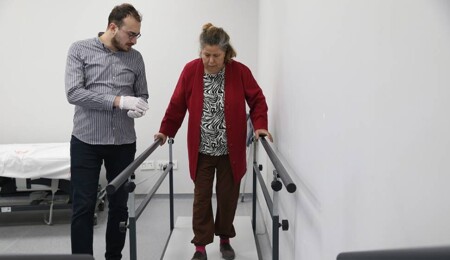 Hatay'da depremlerde yaralananlar fizik tedaviyle ayağa kalkmaya çalışıyor