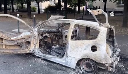 Fransa'da bir gencin polis ateşiyle ölümünün ardından birçok araç ateşe verildi 