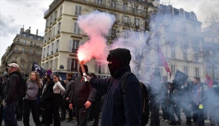 Fransa'da göstericiler Paris Havalimanı'nın girişini kapattı