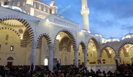 Fuat Oktay Hala Sultan Cami'deki iftara katıldı