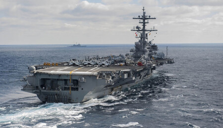 Çin’in uçak gemisi Shandong Hong Kong açıklarında