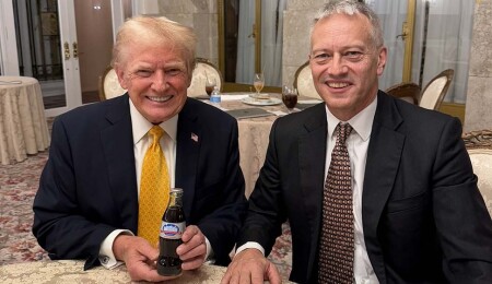 Coca-Cola, Donald Trump'a özel diyet kola şişesi hediye etti