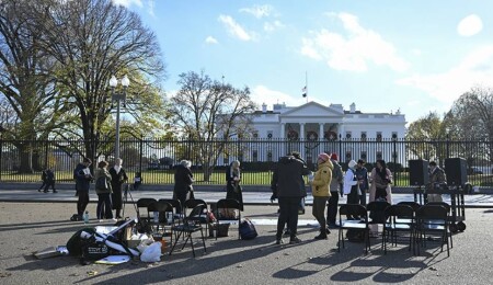 Aktivistler, oyuncular ve yerel siyasetçiler Beyaz Saray önünde Gazze için açlık grevi başlattı
