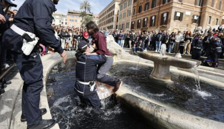 İklim aktivistleri Roma'daki Barcaccia çeşmesine kömür bazlı sıvı döktü