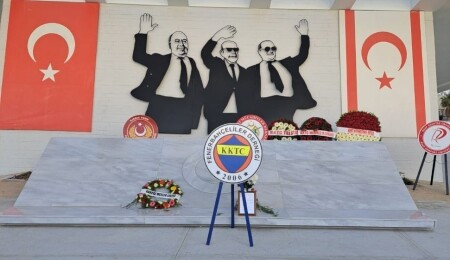 KKTC Fenerbahçeliler Derneği, Dr. Fazıl Küçük ile Rauf Raif Denktaş’ın anıt mezarına çelenk bıraktı