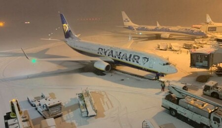 İngiltere'de yoğun kar yağışı havaalanlarını kapattırdı