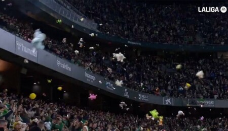 Real Betis taraftarlarından sahaya "oyuncak yağmuru"