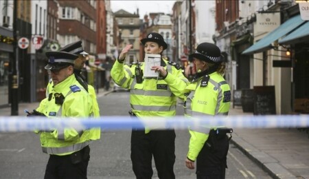 Londra'nın merkezindeki bir cadde, bomba tehdidi nedeniyle tahliye edildi