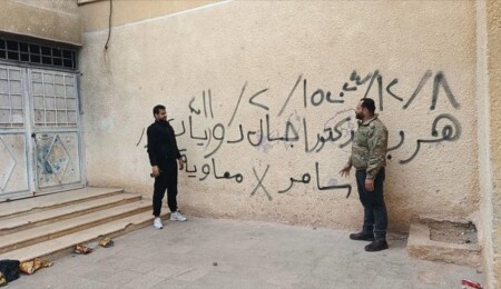 Bir duvar yazısıyla Suriye devrimini ateşleyen gençler, "Doktor kaçtı" yazısıyla hikayelerini tamamladı