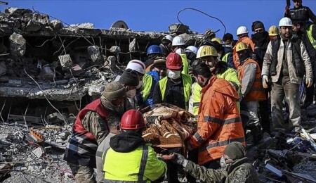 Hatay’da depremin 150. saatinde dört kişi enkaz altından kurtarıldı