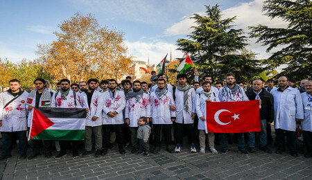 İstanbul'da doktorlardan Gazze için sessiz yürüyüş