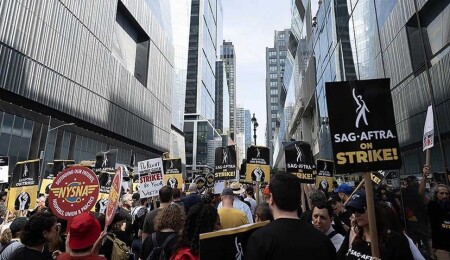 Hollywood'da grevdeki senaristler, yapımcılarla ön anlaşmaya vardı