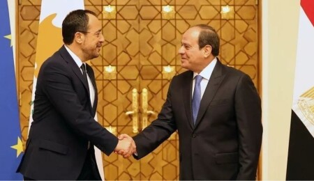 Nikos Hristodulidis ve El Sisi Kahire'de enerji ve bölgesel iş birliğini görüştü