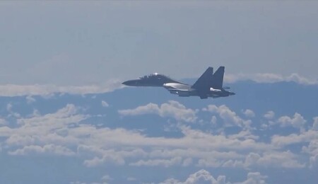 Çin'e ait 18 bombardıman uçağı, Tayvan'ın hava savunma sahasına girdi