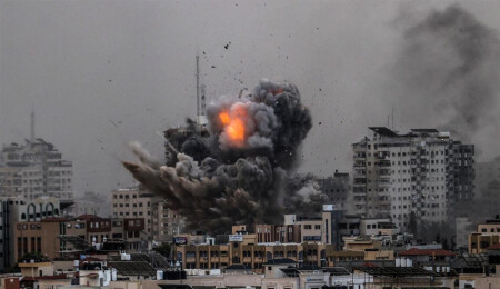 İsrail ordusu, Gazze'de Şifa Hastanesi yerleşkesinin giriş kısmını vurdu