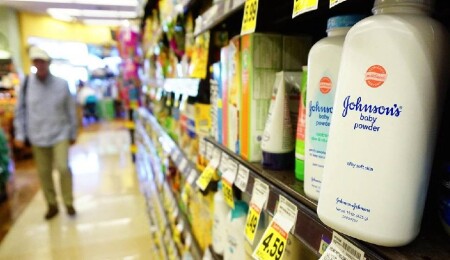 İngiltere'de binlerce kişi, bebek pudrasının kanserojen olduğu iddiasıyla Johnson & Johnson'ı dava etti