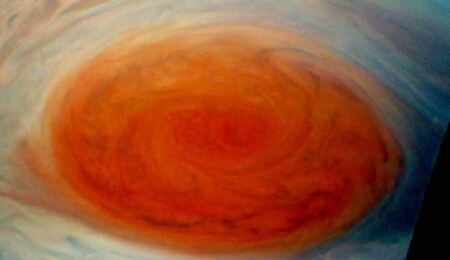 Jüpiter'de daireler çizen "Büyük Kırmızı Leke" aslında çok daha derinmiş
