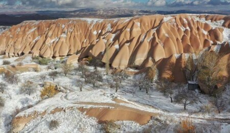 Kapadokya’da karla kaplı peribacaları görsel şölen sunuyor