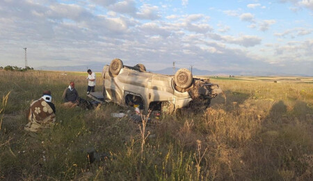 Nevşehir'de tarlaya devrilen araçtaki 1 kişi hayatını kaybetti, 4 kişi yaralandı