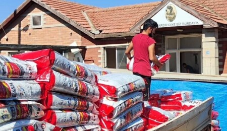 China Bazaar'dan Lefkoşa Hayvan Barınağı'na 300 torba yem bağışı