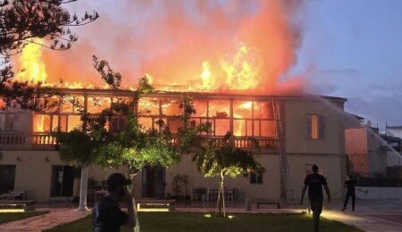 Baf'ta tarihi bir binada yangın çıktı