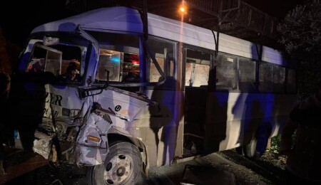 Otobüs ile salon araç çarpıştı: 6 yaralı