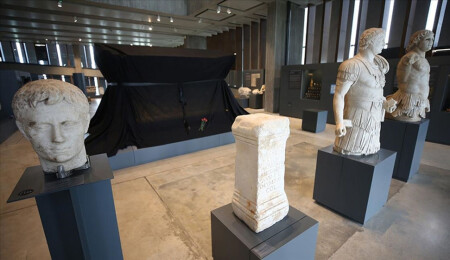 Polyksena lahdi "Kadına Yönelik Şiddete Karşı Uluslararası Mücadele Günü"nde siyah örtüyle kapatıldı