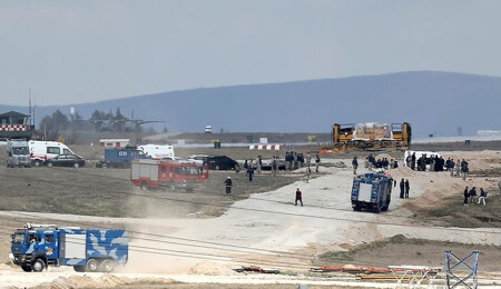 Konya'da Türk Yıldızları uçağı düştü