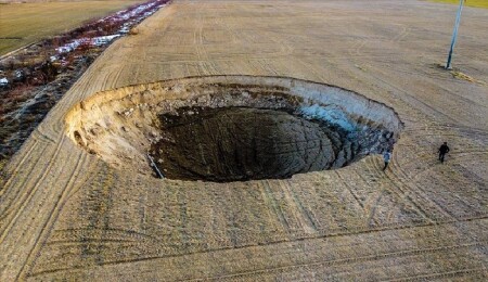 Konya'da 37 metre çapında, 12 metre derinliğinde obruk oluştu