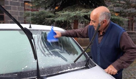 Kars eksi 5 dereceyi gördü: Araçların camları buz tuttu