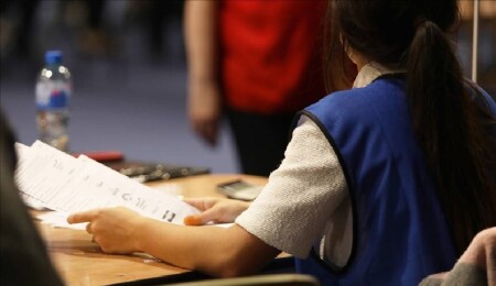 Kuzey İrlanda'daki parlamento seçimlerinde ayrılıkçı Sinn Fein önde