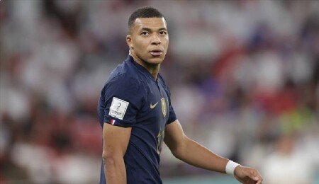 Fransız futbolcu Mbappe, alkollü içki logosu önünde poz vermeyi reddetti