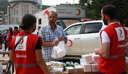 Kızılayı’nın sel bölgelerine ulaştırdığı insani yardım 66 bini aştı