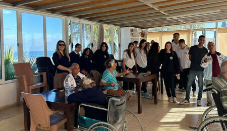 Girne Anafartalar Lisesi öğrencilerinden Lapta Huzur Evi’ndeki yaşlılara destek