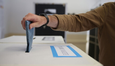 İsveç'te halk, genel ve yerel seçimler için sandık başında