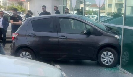 Küçük Kaymaklı’da kaza: Araç vitrine girdi