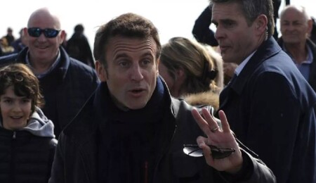 Macron'a orta parmak işareti yapan üç protestocu için hapis cezası istenildi