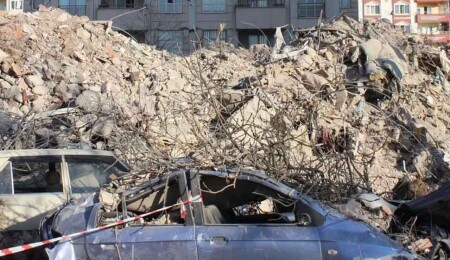 Depremin 222'nci saatinde 42 yaşındaki kadın enkazdan sağ çıkarıldı