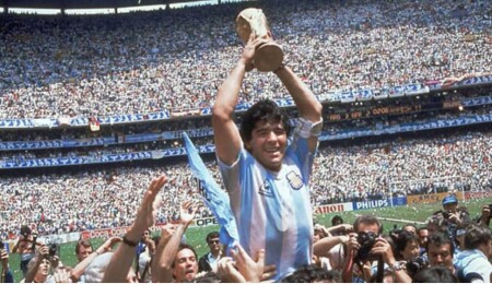 Maradona'nın 'Tanrı'nın Eli' Dünya Kupası topu rekor fiyata satıldı