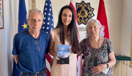 Mehmet Kansu yeni kitabını Osmanlı Kütüphanesi'ne bağışladı