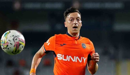Mesut Özil, yeşil sahalara veda etti
