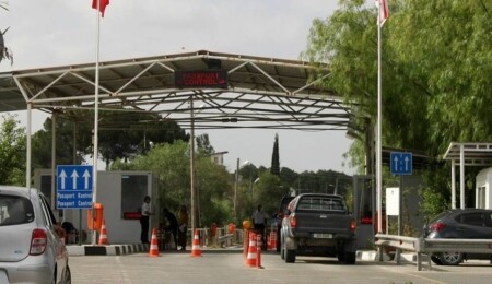Rum polisi, trafik cezalarını geçiş noktalarında dağıtmaya devam ediyor