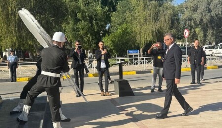 Cumhurbaşkanı Tufan Erhürman, Atatürk Anıtı’na çelenk sundu