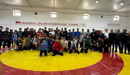 Nihat Arslan Yıldızlar Serbest Güreş Müsabakası yapıldı