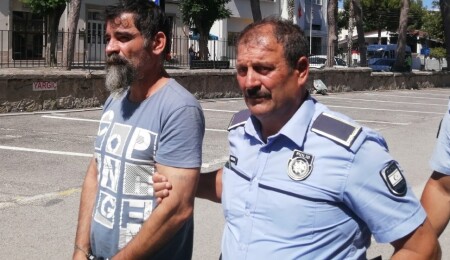 Evinde iki adet cam kavanozda toplam 5.5 gram ağırlığında hint keneviri bulundu.. Polisleri Tehdit etti...