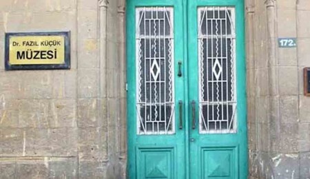 Mücadele yıllarında dikilen ilk Türk bayrağı Dr. Fazıl Küçük Müzesi’ne hediye ediliyor