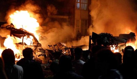İngiltere'de sokaklar savaş alanına döndü